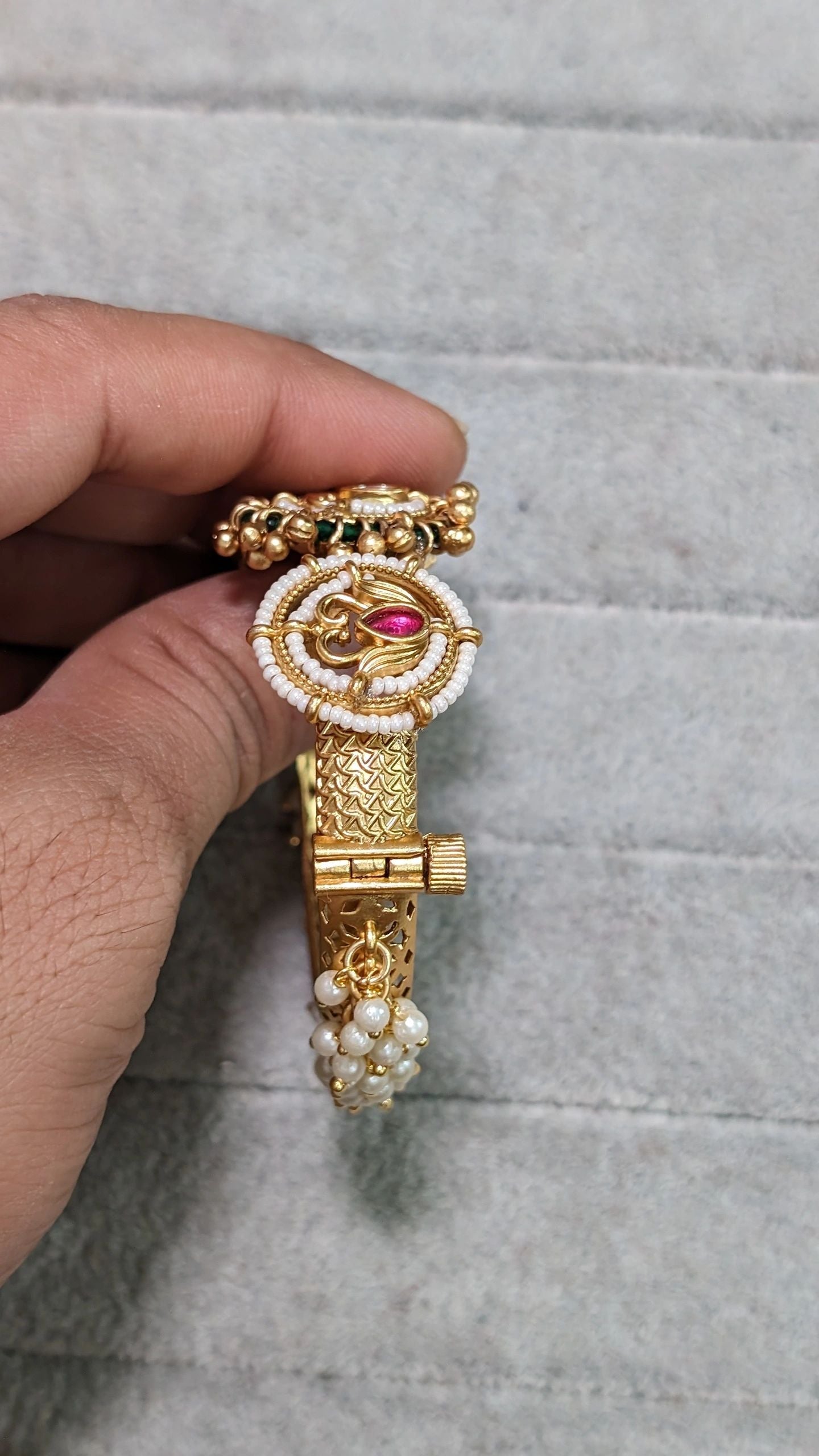 Peacock kada pearl (single)