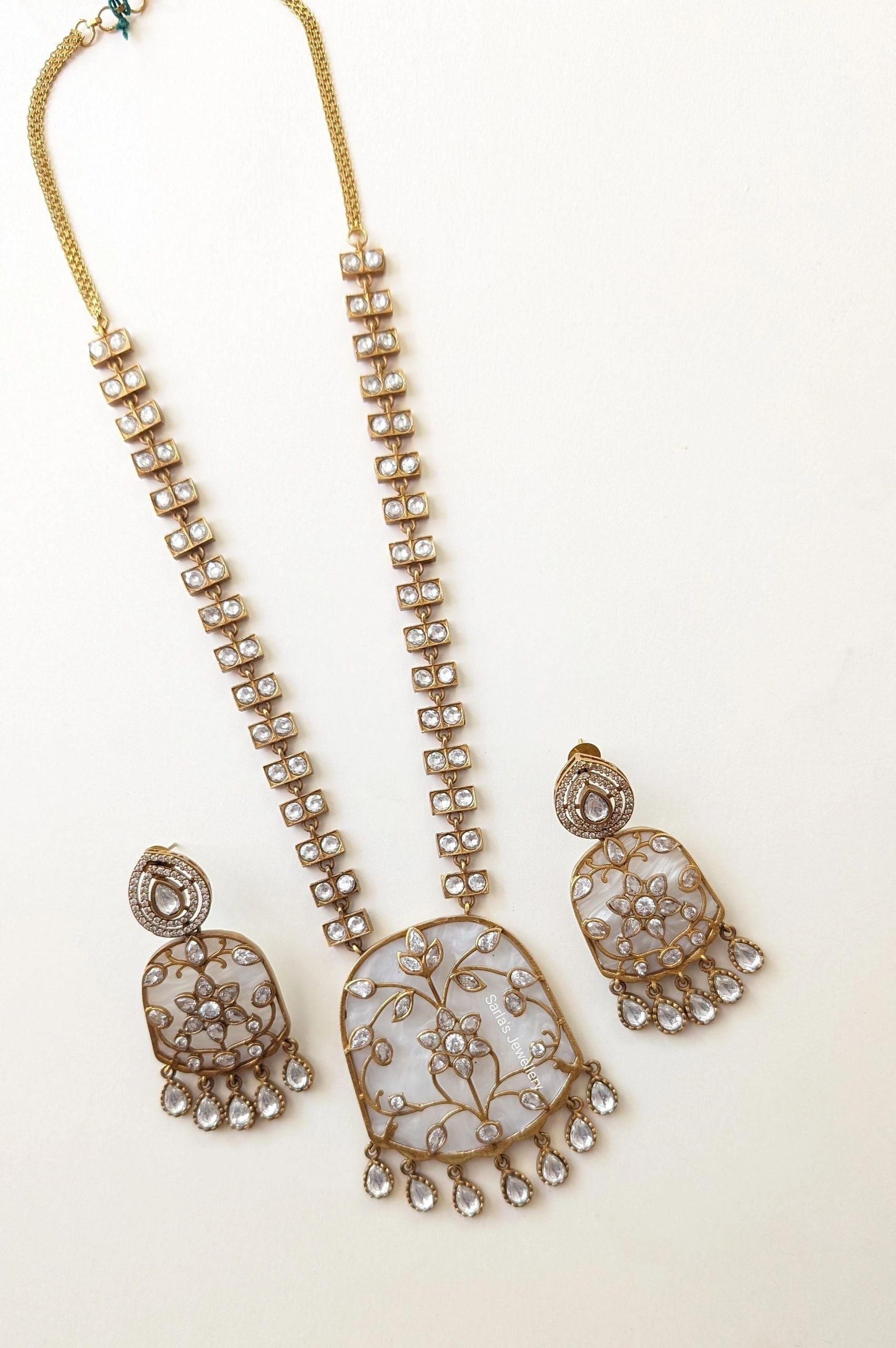 Jaal necklace with earrings - white