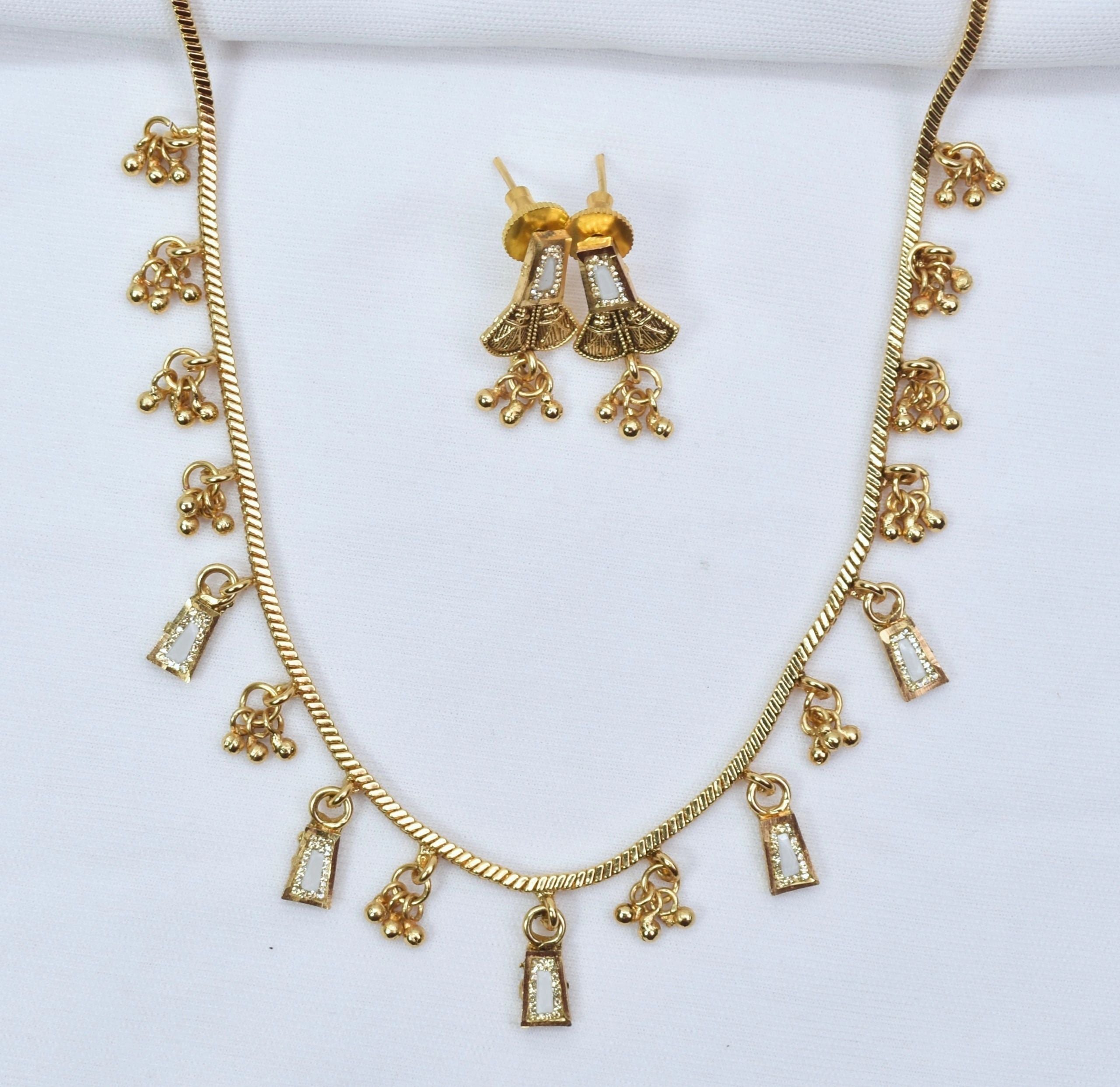 Trendy necklace set with ghungroo