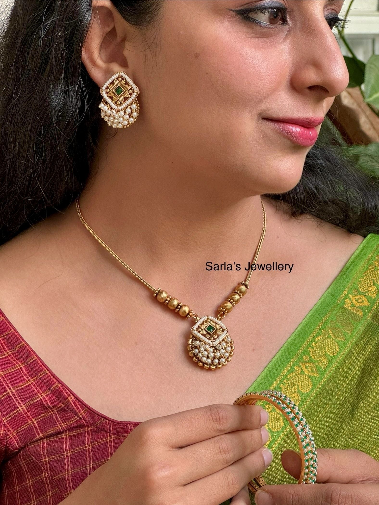Green stone pearl necklace including earrings