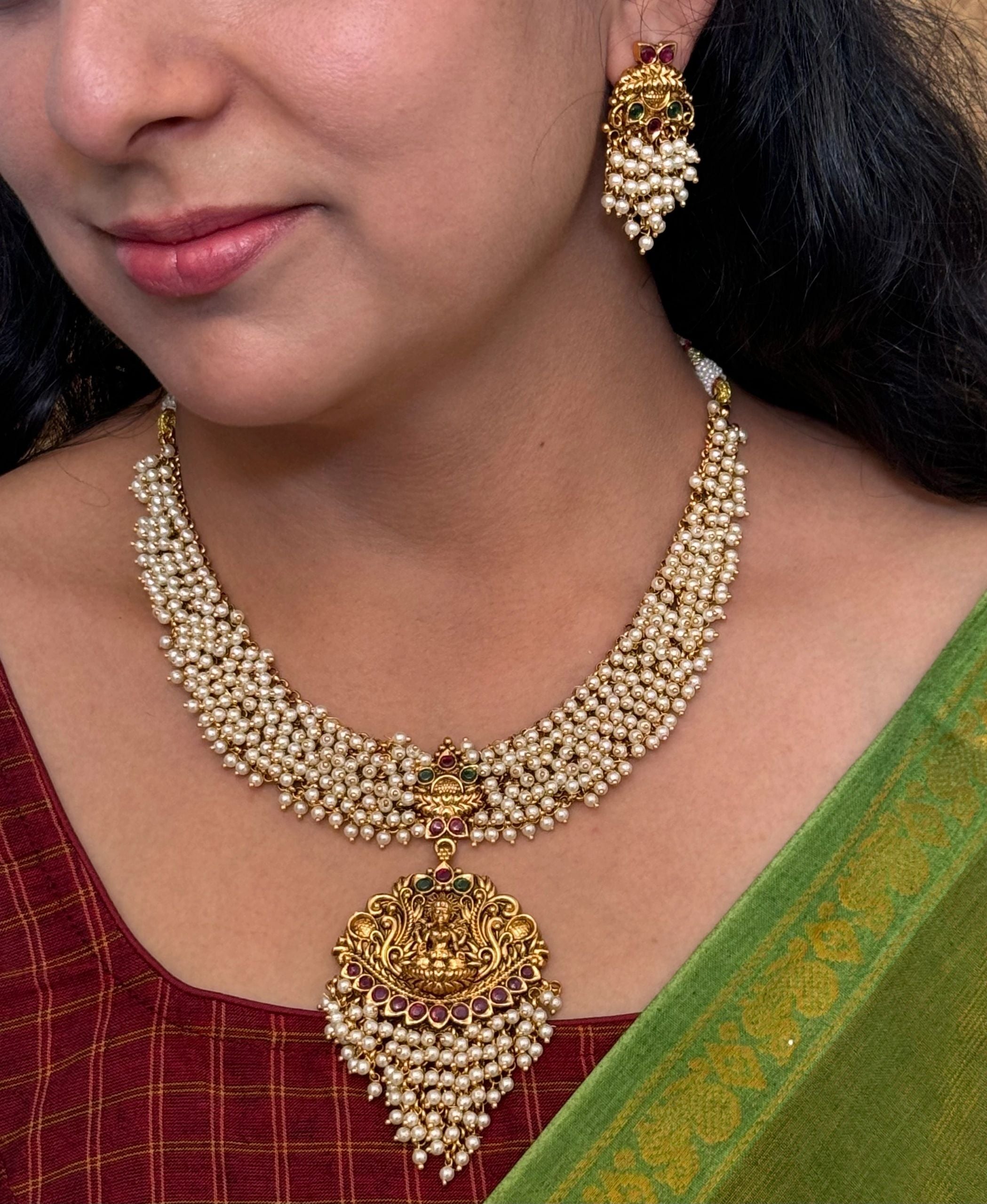 Pearl necklace with earrings