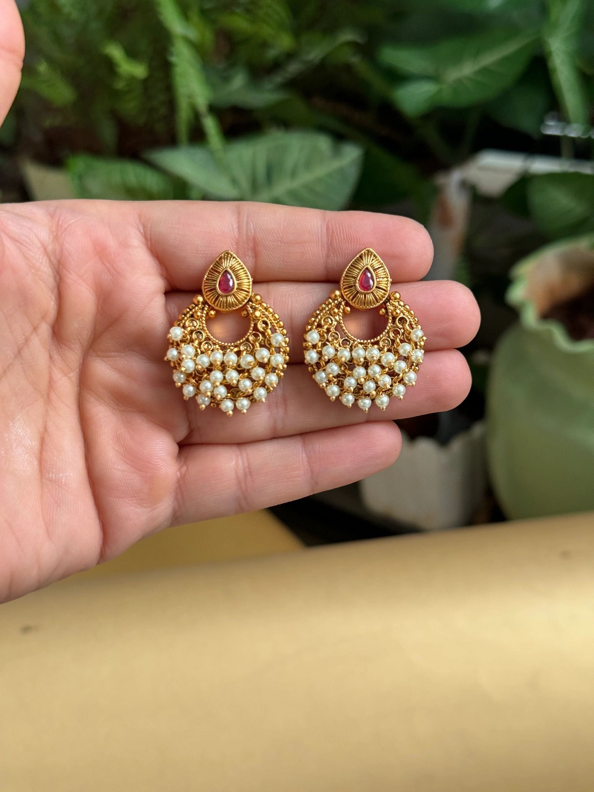 Pearl necklace with earrings