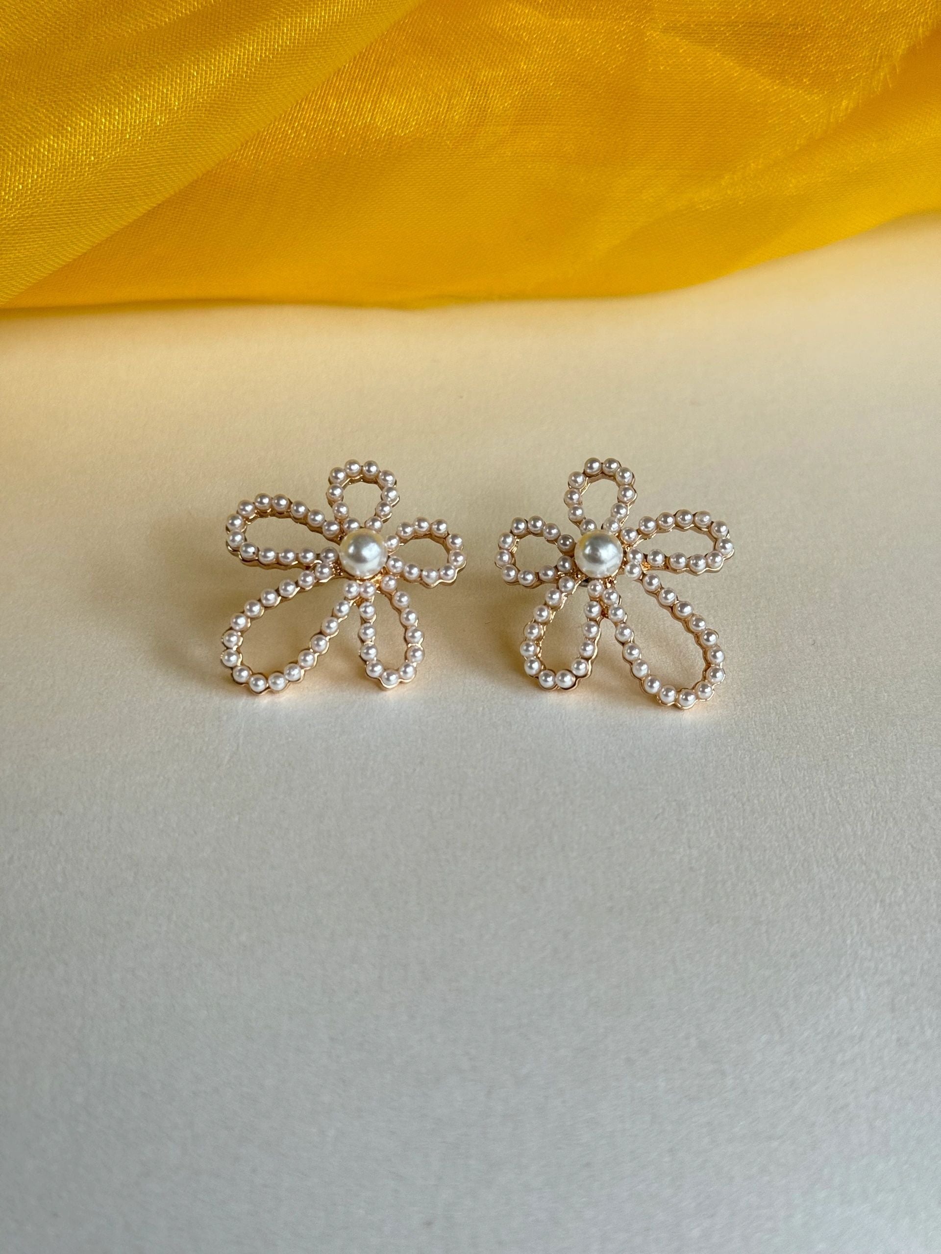 Flower shaped Western Pearl earrings