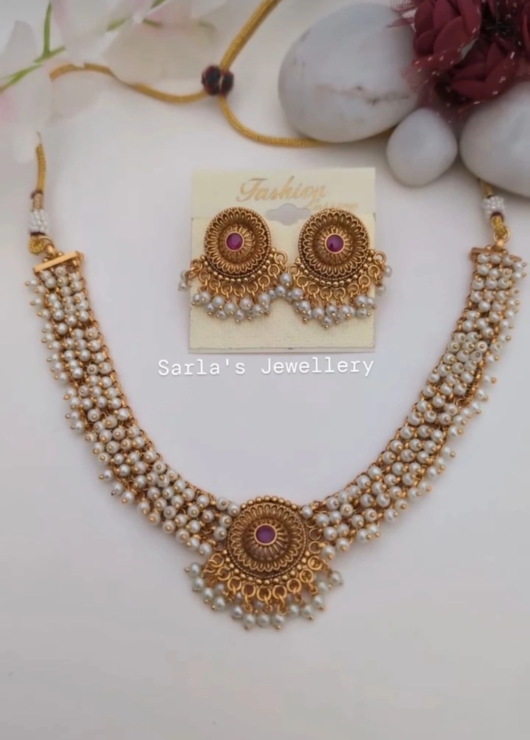 Pearl necklace with earrings