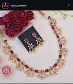 Floral necklace with pearl dangling