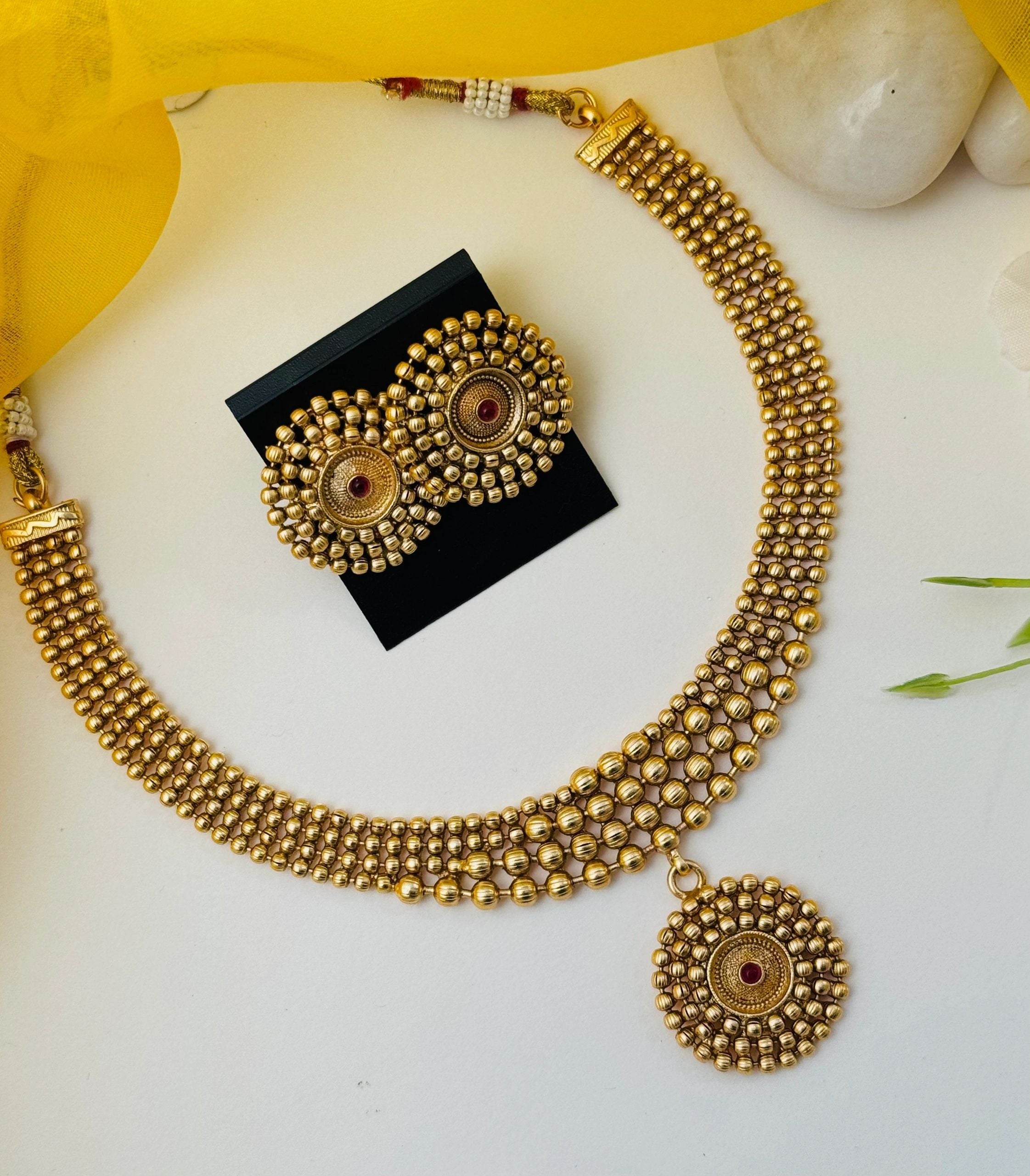 Gold forming Thushi necklace