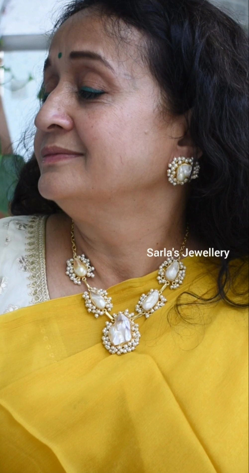 Mother of Pearls short necklace with earrings