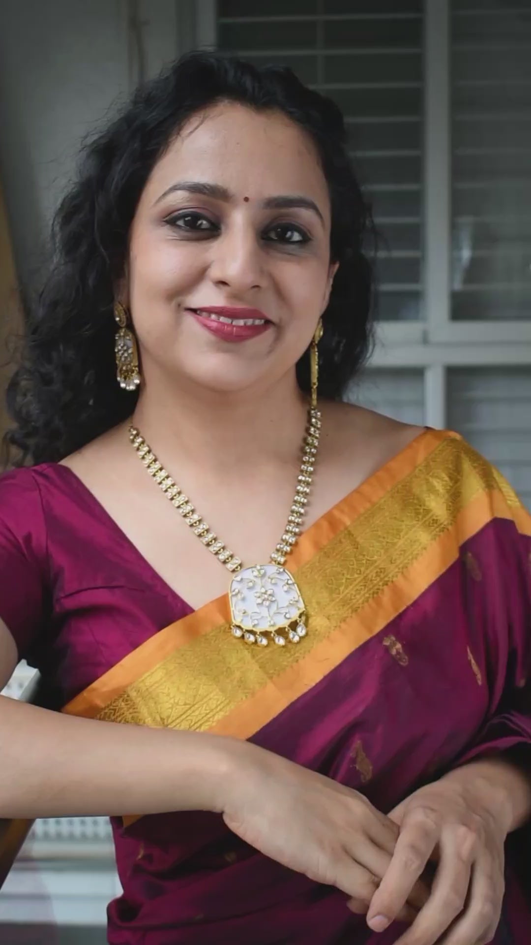 Jaal necklace with earrings - white